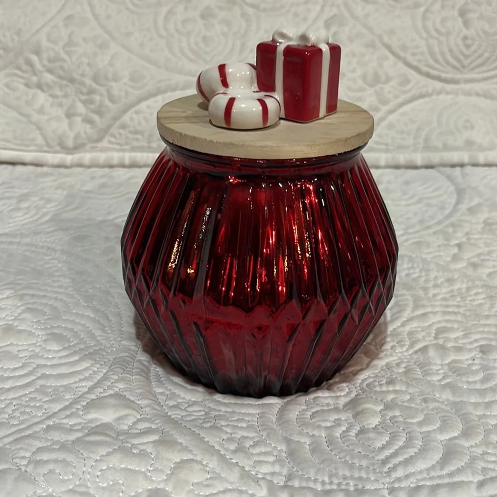 Holiday Peppermint & Vanilla candle with‎ topper lid, new